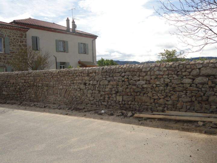 Construction de mur en pierre Empurany